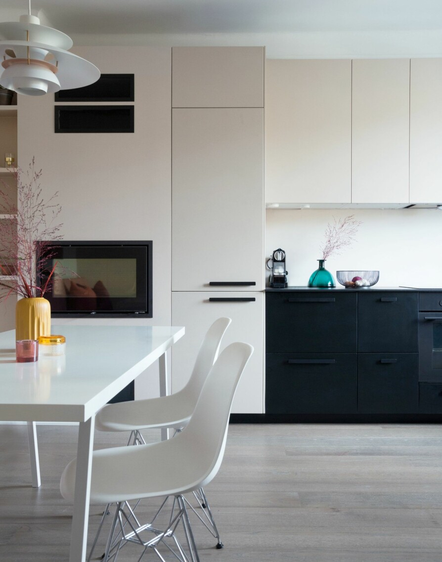 NYTT KJØKKEN: Den nye kjøkkeninnredningen, Kungsbacka fra Ikea, ligger i en praktisk L-form. I den ene enden er det bygget inn en peis. For en nærmest sømløs overgang, er murvegg og overskap malt og spraylakkert i samme farge som veggen. Underskapene står i fin kontrast med sin svartgrå originalfarge. Veggfarge er 10580 Soft Skin fra Jotun, og peisinnsats er fra Varmefag. NYTT KJØKKEN: Den nye kjøkkeninnredningen, Kungsbacka fra Ikea, ligger i en praktisk L-form. I den ene enden er det bygget inn en peis. For en nærmest sømløs overgang, er murvegg og overskap malt og spraylakkert i samme farge som veggen. Underskapene står i fin kontrast med sin svartgrå originalfarge. Veggfarge er 10580 Soft Skin fra Jotun, og peisinnsats er fra Varmefag.