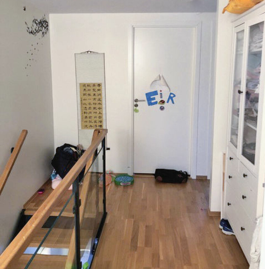 <b>FØR:</b> Trappen leder opp til andreetasjen. Denne besto tidligere av en korridor med dører inn til barnerom og foreldresoverom. <b>FØR:</b> Trappen leder opp til andreetasjen. Denne besto tidligere av en korridor med dører inn til barnerom og foreldresoverom.