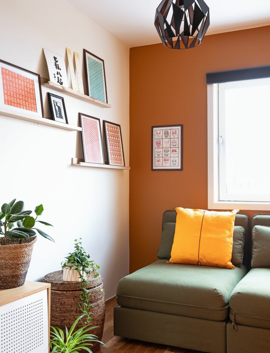 GJESTEROM OG TV-STUE: Det ene barnerommet ble innredet som tv-stue og gjesterom. Vindusveggen og den høyre langveggen er malt i en energisk oransjefarge. Sofaen Vallentuna fra Ikea består av to moduler som <br>kan gjøres om til seng. GJESTEROM OG TV-STUE: Det ene barnerommet ble innredet som tv-stue og gjesterom. Vindusveggen og den høyre langveggen er malt i en energisk oransjefarge. Sofaen Vallentuna fra Ikea består av to moduler som <br>kan gjøres om til seng.