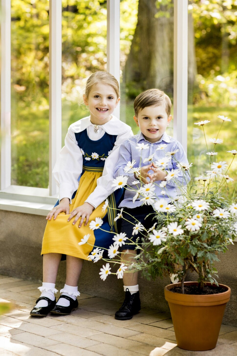 Estelle og prins Oscar feirer den svenske nasjonaldagen. Estelle er ikledd