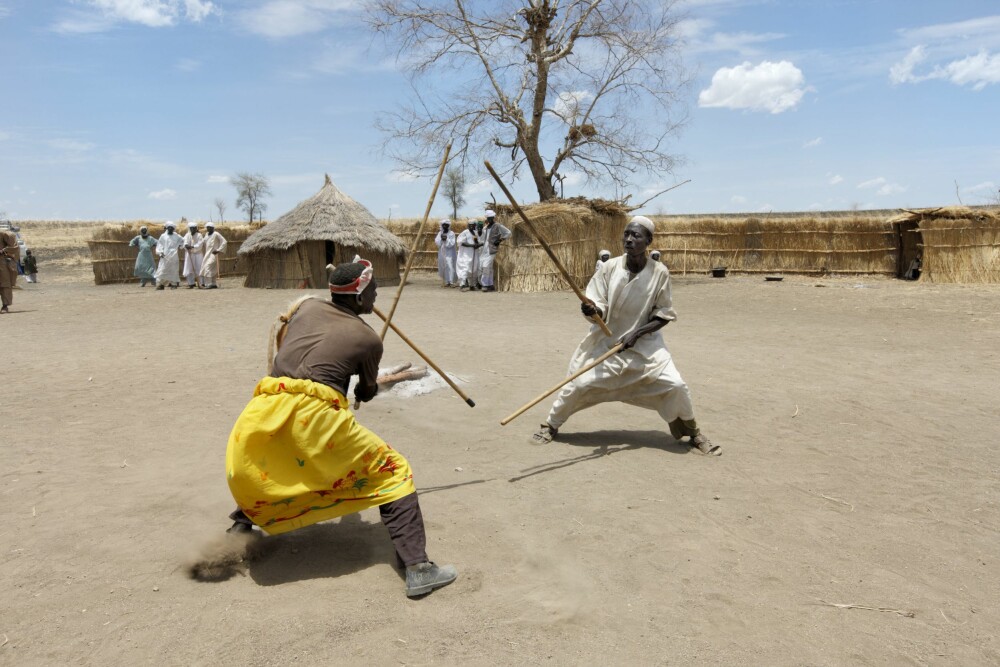 <b>SLÅSS:</b> To sjamaner slåss i en landsby i Sudan. Det var vel ikke på ekte, men det var heller ikke et turistshow; bildet er tatt i en svært avsides landsby i Sudan.