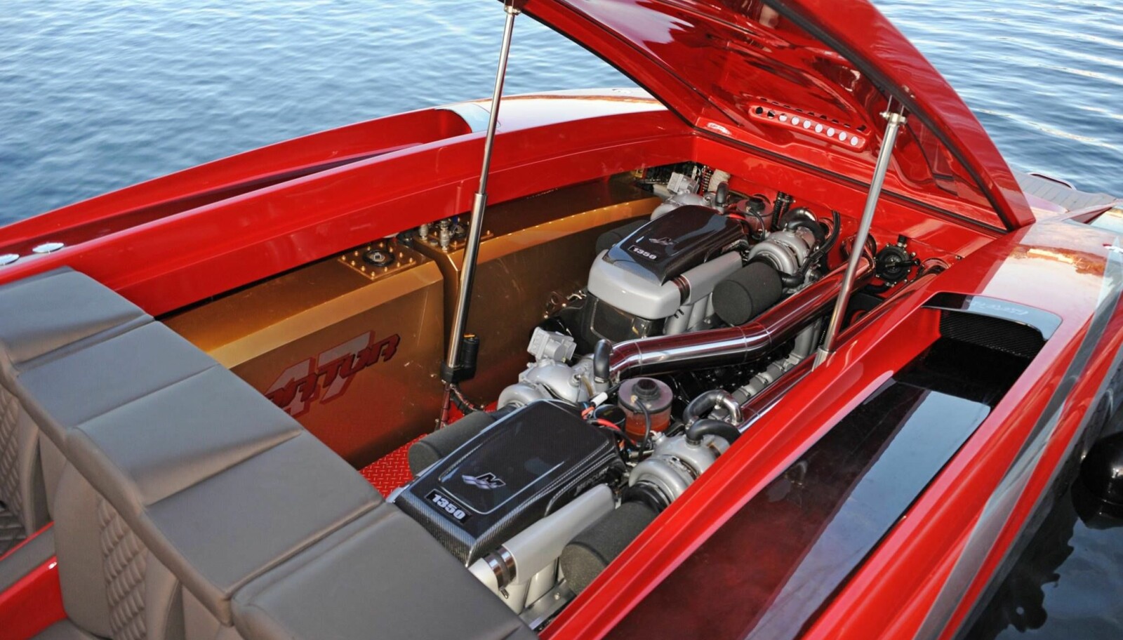 MOTOR: 447 HAR to diagonalt stilte 9.0-liters Mercury Racing-motorer som hver produserer 1350 hk.