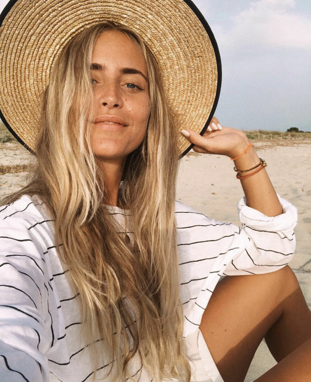 Jani Olsson Delér deler av sin hverdag. Her er hun med sommer, strand og stråhatt, skikkelig Ibiza-style.