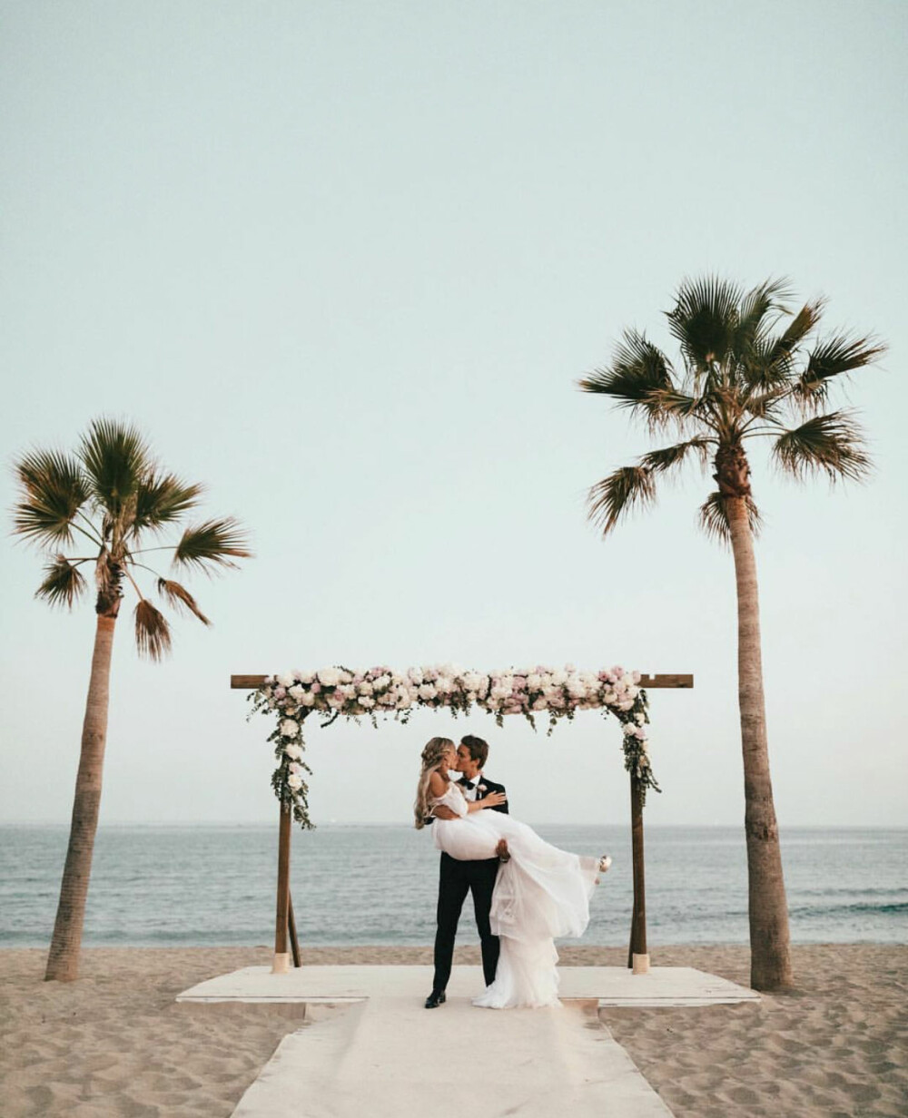 Janni og mannen sa ja til hverandre på en kritthvit strand i Marbella. 