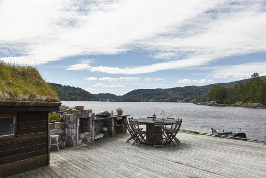 På brygga. Har du en brygge og et båthus, kan dette kanskje suppleres med utekjøkken for rensing av fisk, en bålplass for koking av krabber og skjell, grill for mer mat. En sittepass og et bord for å kunne spise delikatessene rett fra gryta er vel også naturlig.