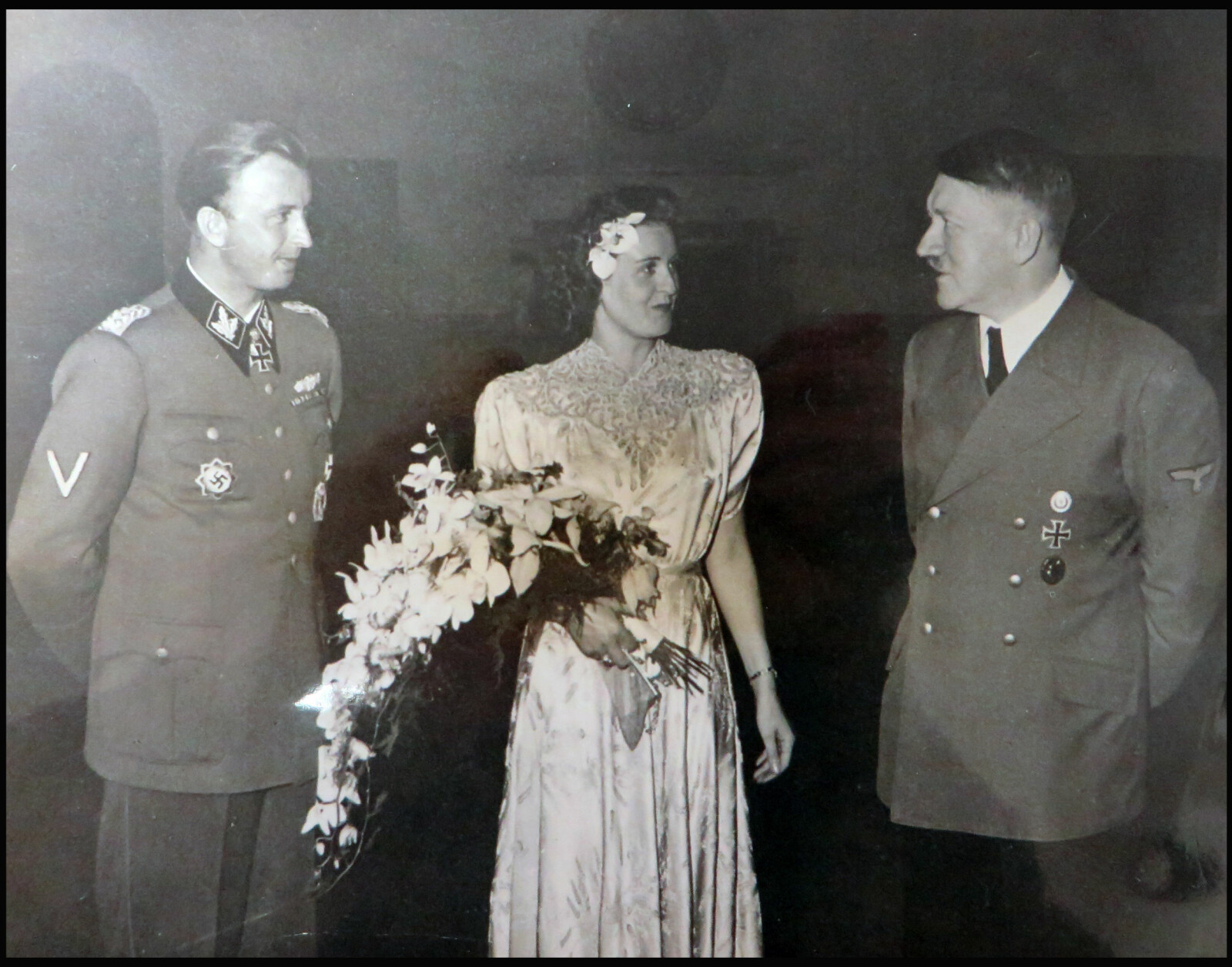 <b>TRE DAGER FØR D-DAGEN:</b> Bildet av Adolf Hitler sammen med Hermann Fegelein og hans nybakte kone Gretl Braun, søster av Eva Braun.