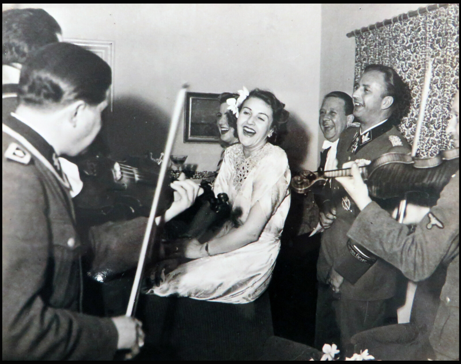 SERENADE: Gretl Braun omkranset av nazimusikere under brylupsfesten.