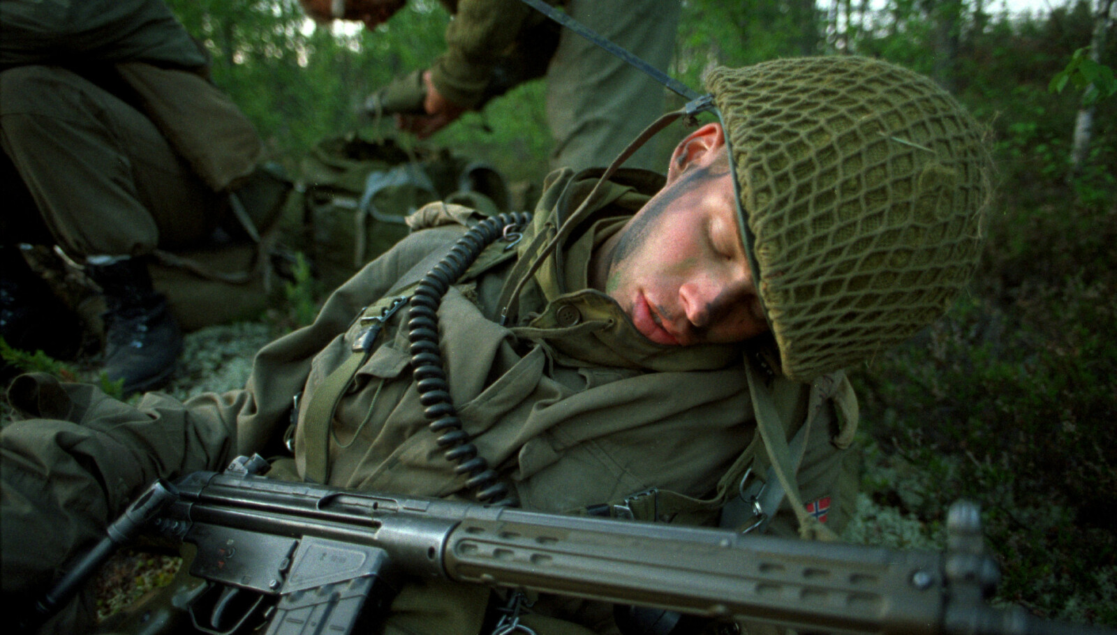 <b>TROFAST SLITER: </b>Mang en soldat fikk en god venn i ag´en gjennom tykt og tynt. her er ensliten krigsskolekadett på stridskurs sommeren 1995.