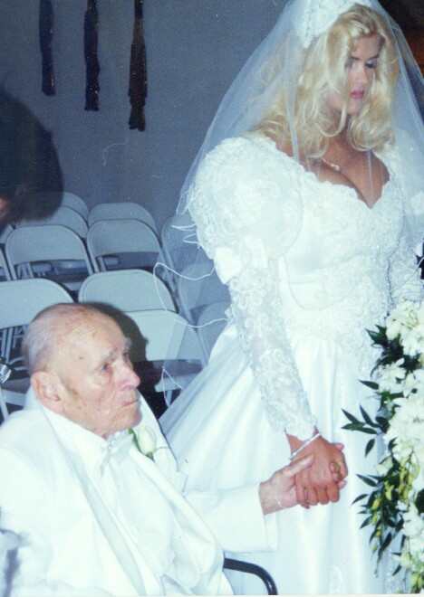 <b>FLOTT PAR:</b> Anna Nicole (26) og hennes kjære Howard Marshall (89) giftet seg 27.juni 1994 i Houston  Foto: NTB Scanpix