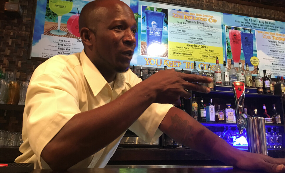<b>HUSKER HENNE GODT:</b> John er bartender i Nassau, og husker Anna Nicole som en "vanlig, hyggelig dame, som lokalbefolkningen lot være i fred".