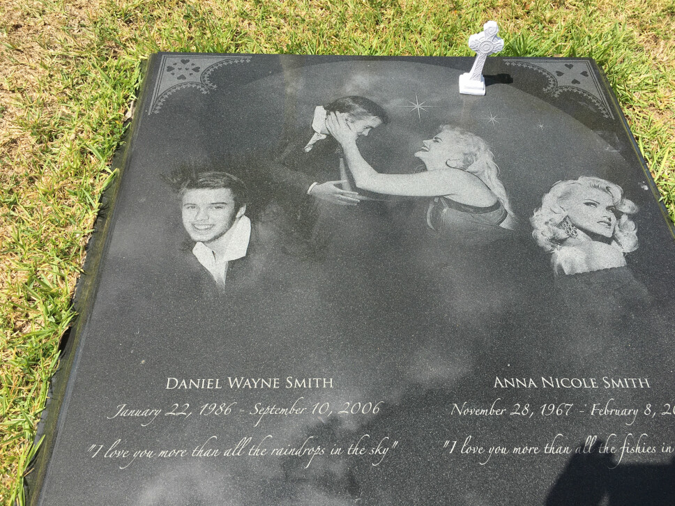 <b>SISTE HVILE:</b> Anna Nicole ligger gravlagt på Lakeview kirkegård utenfor Nassau, på Bahamas. Gravplassen er åpen for alle å besøke. Hun ligger begravd sammen med sin sønn, Daniel Wayne Smith, som døde fem måneder før moren.