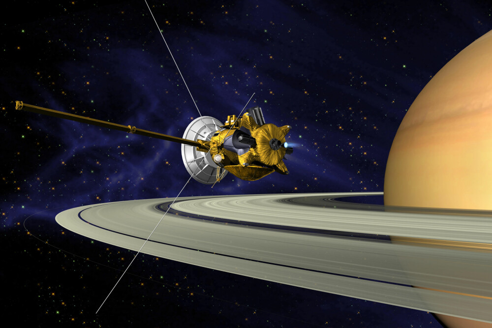 <b>ILLUSTRASJON:</b> Cassini i bane rundt Saturn. Den europeiske landingskapselen Huygens landet mykt på den store Saturn-månen Titan i januar 2005.