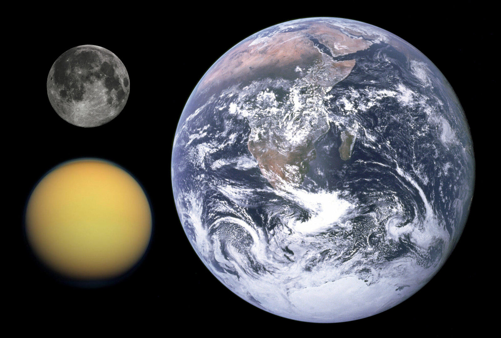 Størrelsesforholdet mellom Jorden, Jordens måne og Saturns største måne, Titan (nede til venstre). 