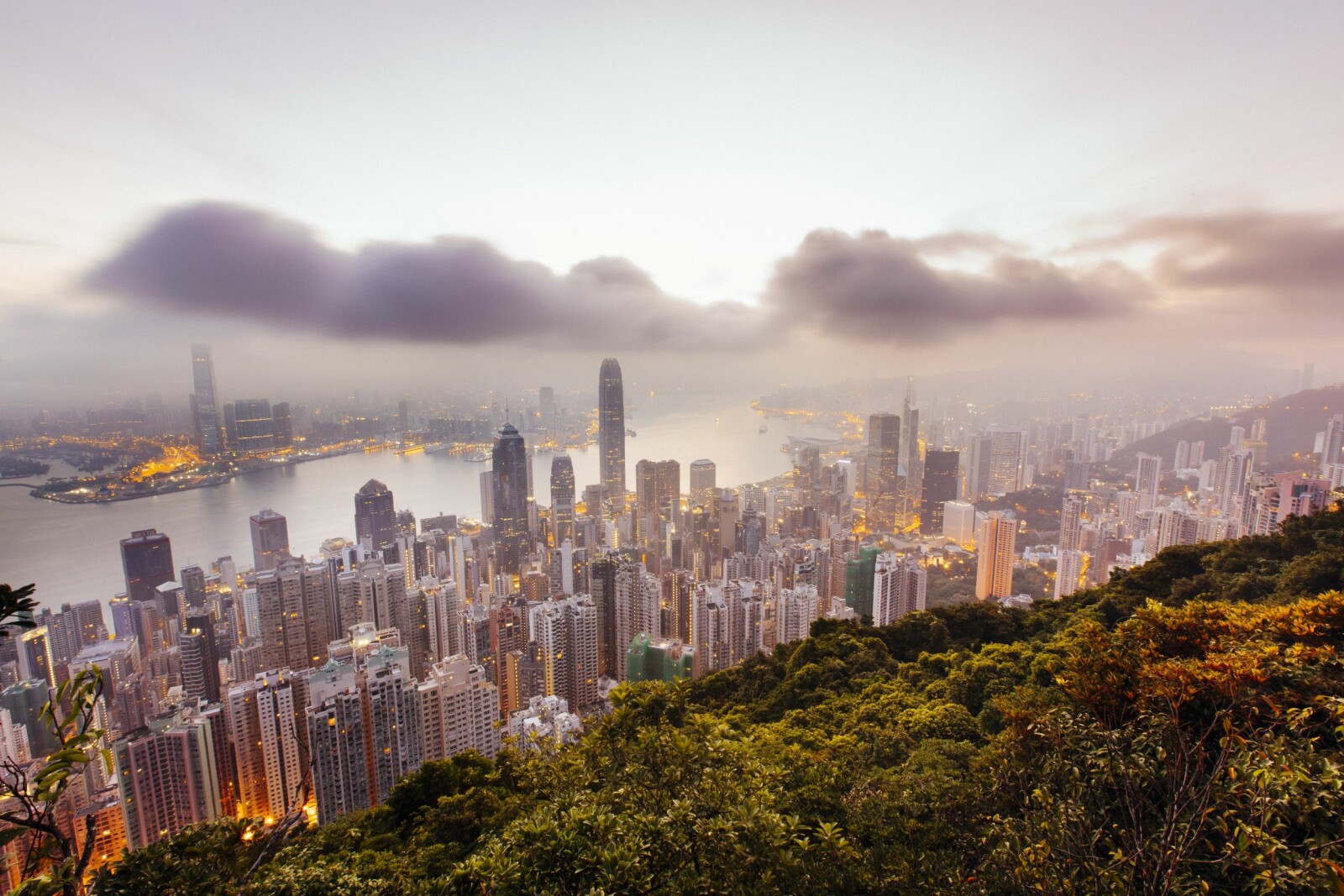 <b>THE PEAK:</b> Fra The Peak, det høyeste punktet på øya, kan man seg utover Hongkong og byens skyskrapere. Fra dette perspektivet ser megabyen ut som en gigantisk leketøysby satt sammen av et barn med klosser. Opp til The Peak kan du ta bane (thepeak.com.hk)