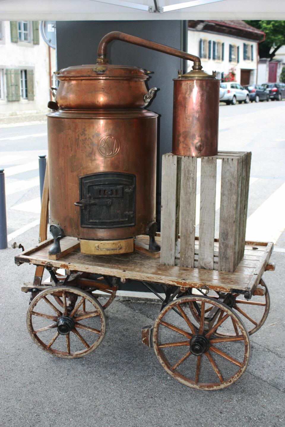 UTSTILLING: Hjemmebrentapparat er fortauspryd i Val de Travers.