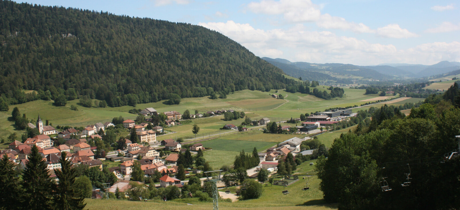 <b>LOVLIG IGJEN: </b>I denne lille dalen på grensen mellom Sveits og Frankrike ligger absintens vugge. Etter mange år med ulovlig produksjonen i kjeller og på loft, kan man nå se produsentene lage absint og så klart få seg en smak.