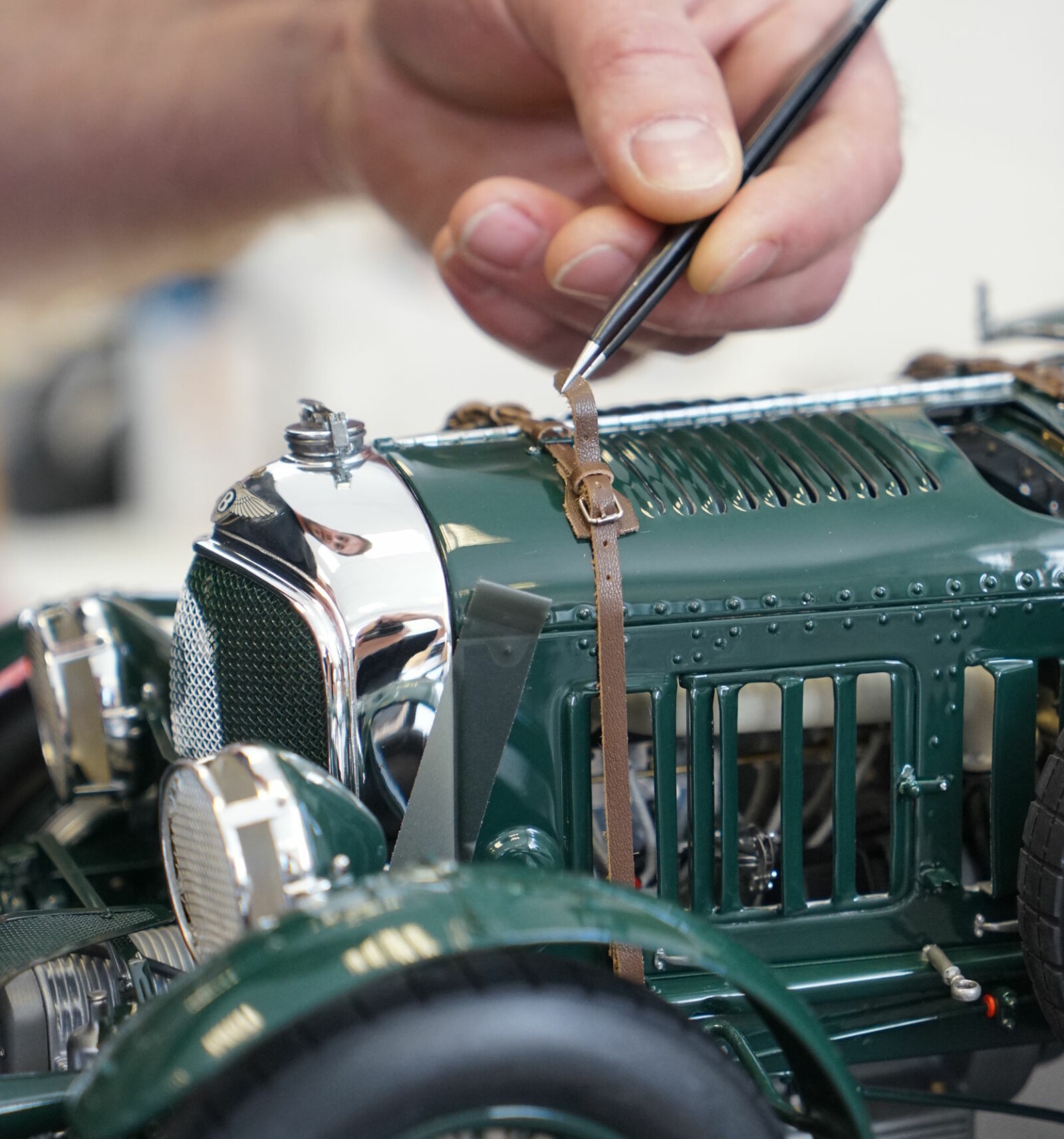 <b>PIRK:</b> 1929 Bentley hadde stropper i lær over panseret. Da får modellen stropper i lær også.