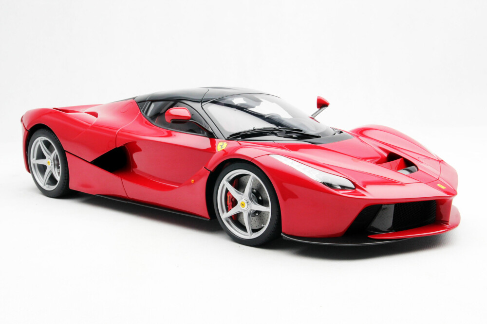 <b>TRO KOPI:</b> Ikke lett å se at dette er en modellbil på knappe halvmeteren. Ferrari bestilte 499 modeller av LaFerrari, og ga en til hver av de 499 kjøperne. FOTO: AMALGAM FINE MODEL CARS