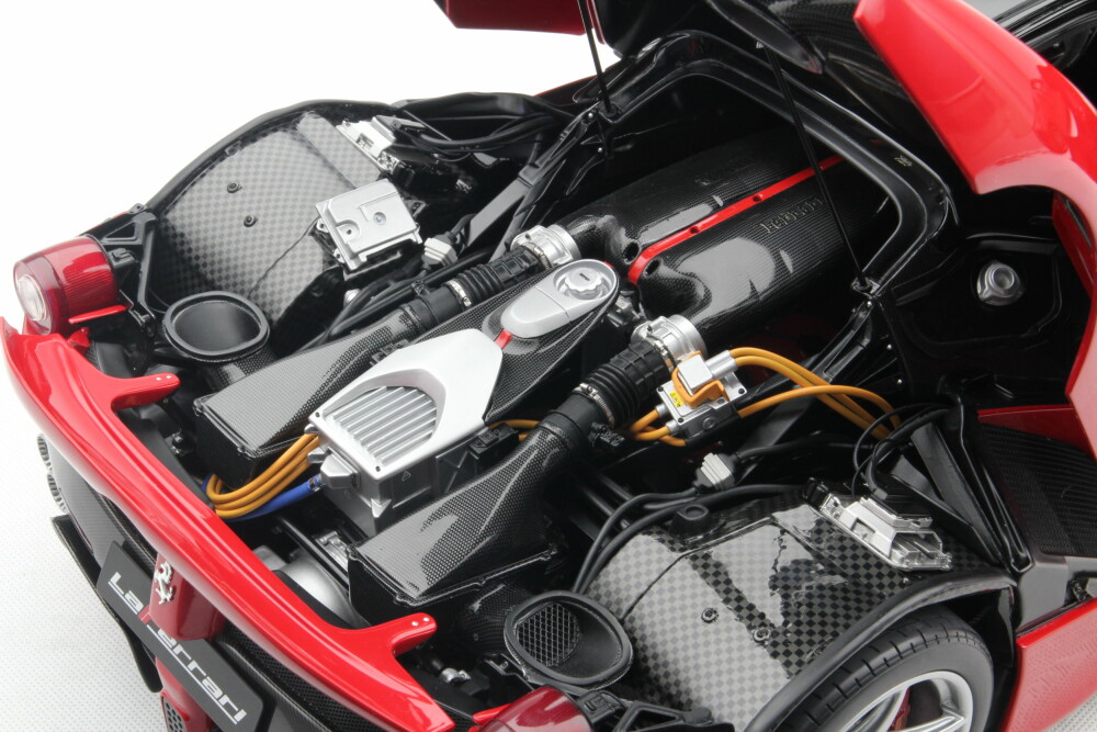 <b>KRAFTVERK:</b> Ekstremt detaljert modell av LaFerraris 6.3-liters V12-hybrid på 800 hk. Fristet til å helle noen dråpe bensin på tanken og se om den starter. FOTO: AMALGAM FINE MODEL CARS
