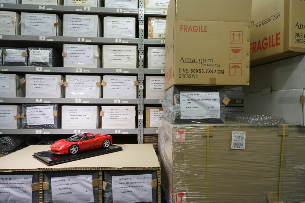<b>PÅ VEI:</b> Ferrari 458 Spider klar for å sendes til en velstående, gråhåret kunde. Bak står grombiler fra McLaren, Bentley, Mercedes og Bugatti stablet fra golv til tak.