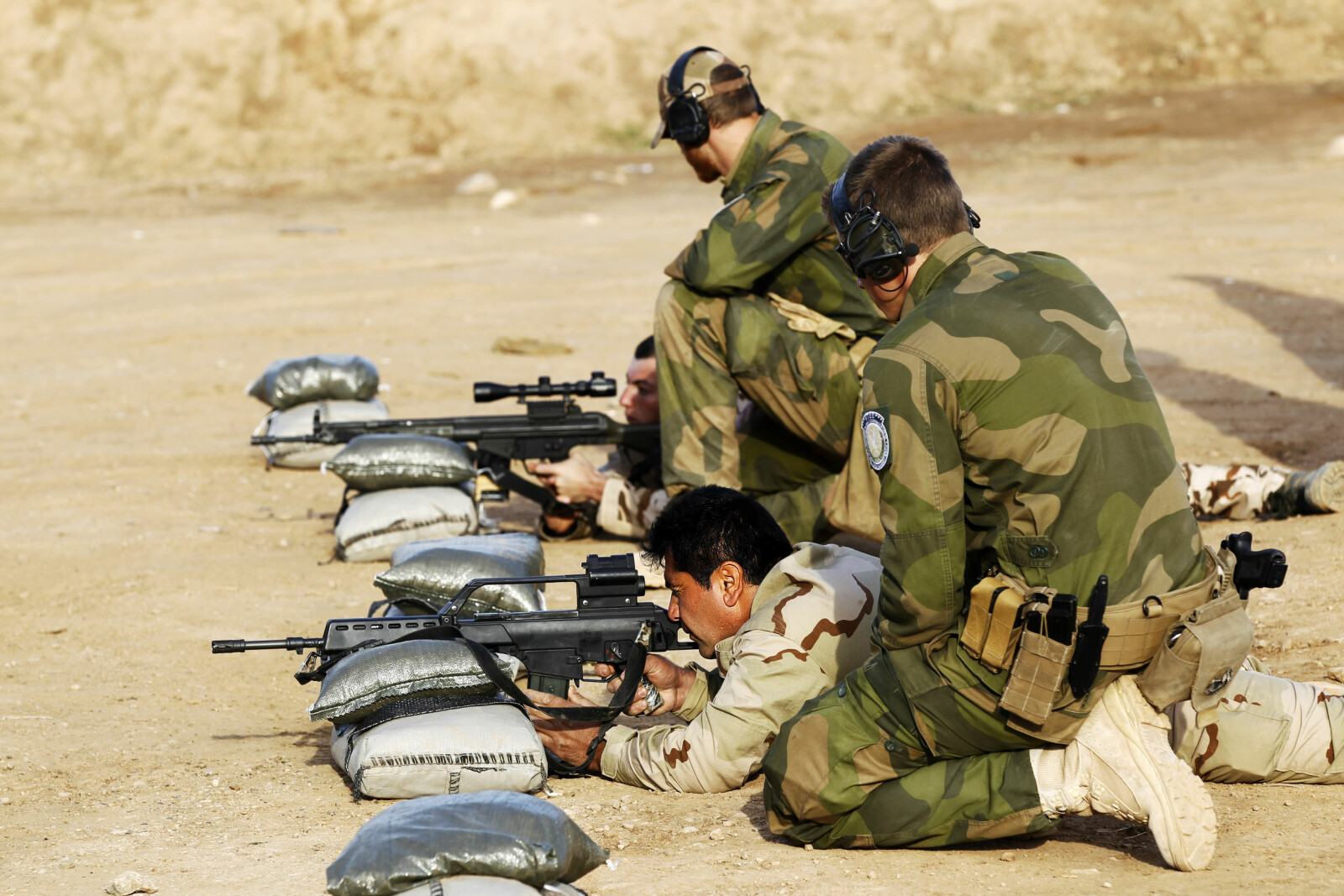 <b>TRENER: </b>Norske soldater trener den kurdiske militsen Persmerga i grunnleggende soldatferdigheter i Erbil i Irak.