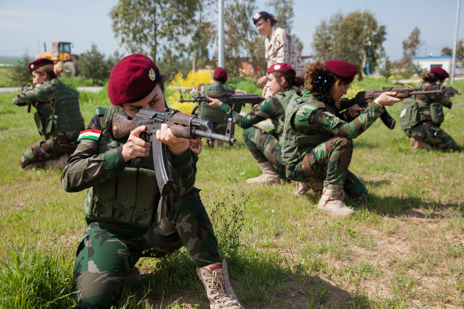 <b>KRIGERE: </b>Kvinnelige soldater fra den kurdiske Zerevani-militsen, en undergruppe av Persmerga, trener på taktikk under veiledning av italienske instruktører.