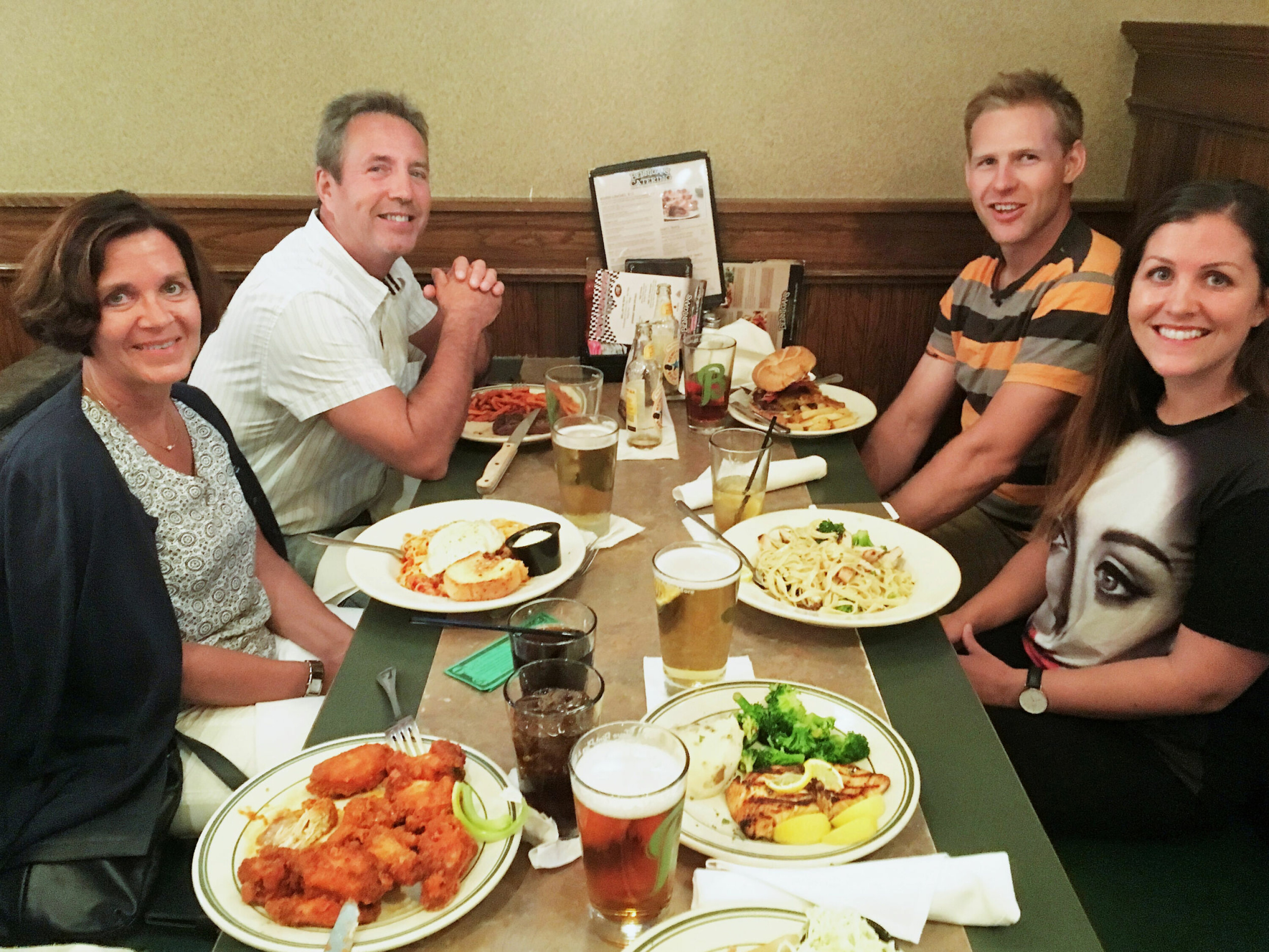 FAMILIEHYGGE: Mamma Karine, pappa Bjørn-Erik og kjæreste Ole Bjørn nyter en middagsammen etter løpet. Foreldrene er alltid nervøse når Caroline kjører løp.