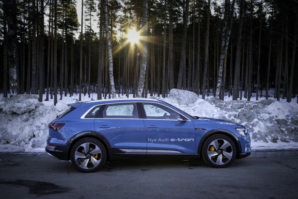 <b>FØRST UT:</b> Audi e-tron var først ut av de europeiske prestisjemerkene med en elektrisk luksus-SUV. For en 2020-modell i 55-utgave ligger hoveddelen av utvalget mellom 350–550 000 kroner. 