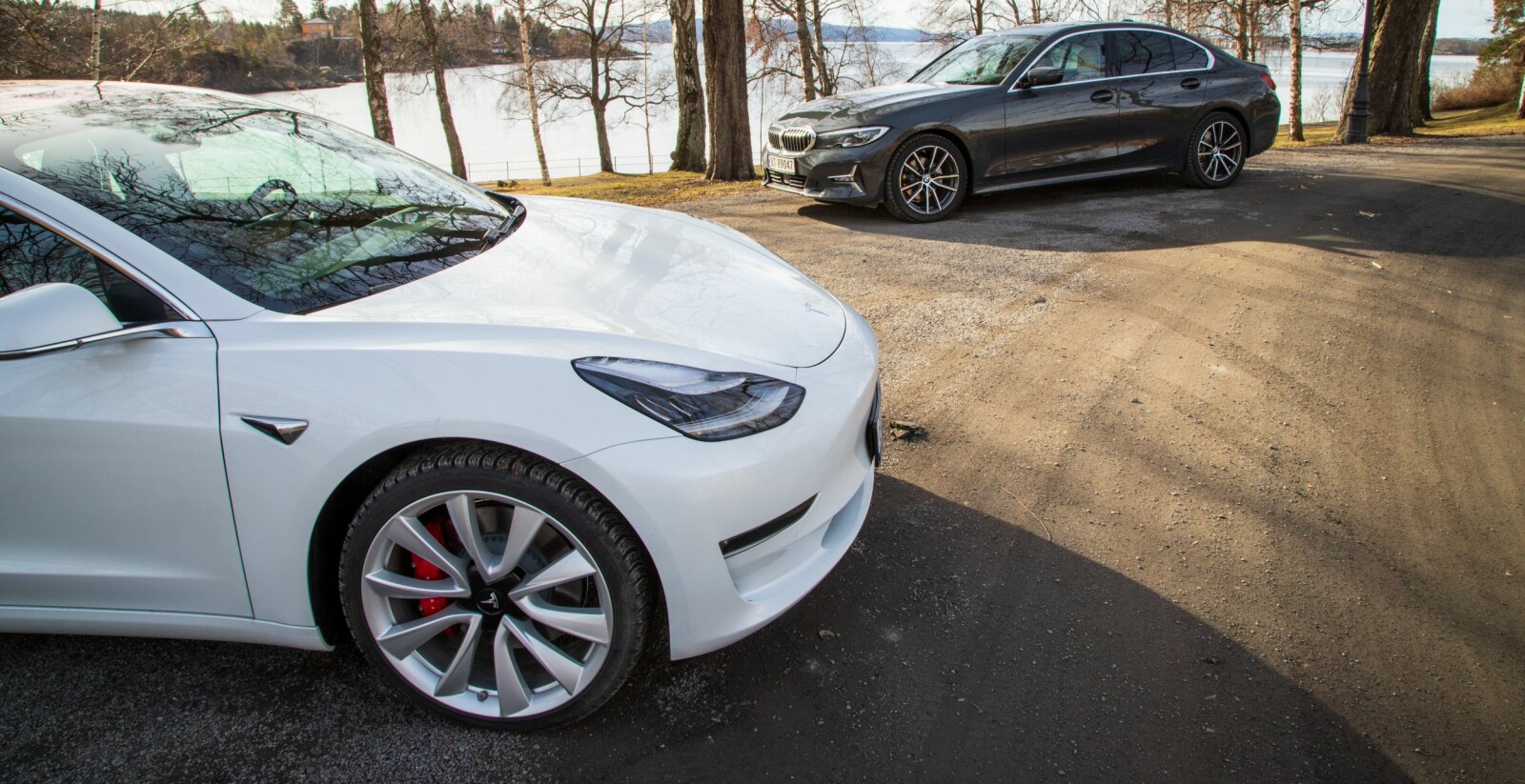 <b>TIDSDUELLEN:</b> BMW 3-serie representerer alle gode tradisjonelle verdier for en sports­sedan. Tesla Model 3 mange av de nye.