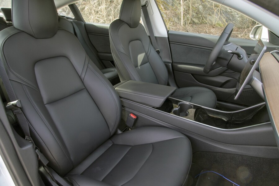 BRA STANDARD: Tesla har fått kritikk for setekvalitet før, men i Model 3 hadde ikke vi noen innvendinger mot langtursegenskapene foran.