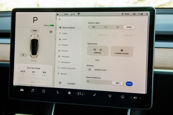<b>FIN SKJERM:</b> Vi liker betjeningslogikken til Tesla og alt som gjør det enkelt å kjøre elbil. Men Model 3 mangler primærinfo rett foran føreren. 