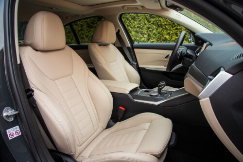 <b>FØRSTE KLASSE:</b> Svært god sittekomfort foran og kommandoplass for mange gode kjøreopplevelser. 
