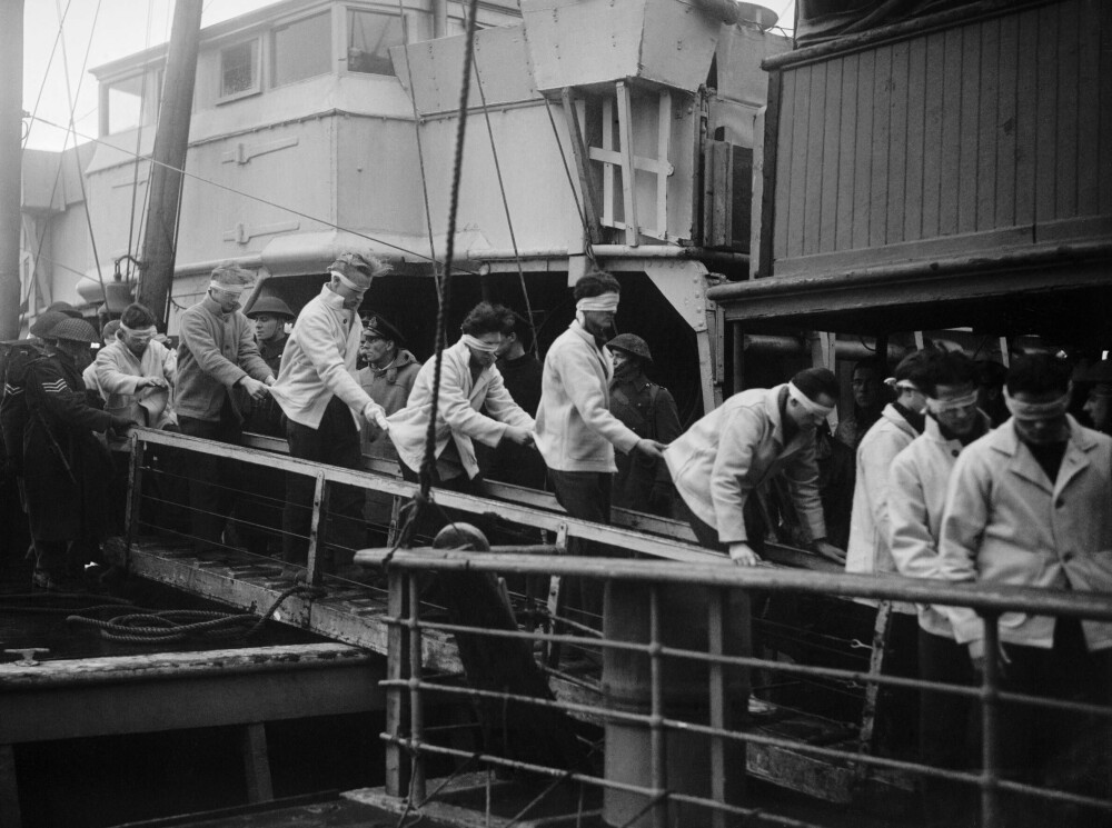 <b>OVERLEVENDE:</b> Av Scharnhorsts mannskap på 1 968 ble bare 36 plukket opp fra det iskalde havet. Her blir de ført i land som krigsfanger fra HMS Scorpion.