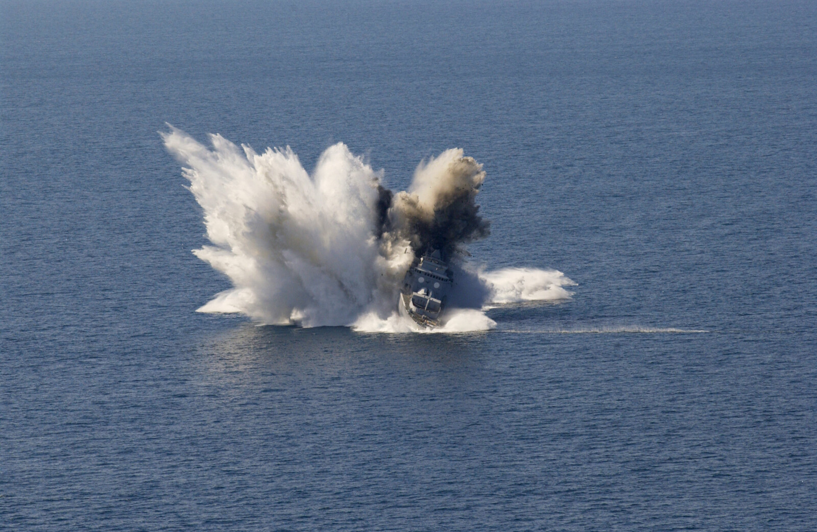 <b>TIL HIMMELS:</b> Fregatten KNM Stavangers siste reis. Når en torpedo skytes mot et overflatefartøy, er den programmert til gå av under fartøyet slik at det brekker i to.