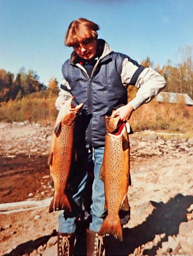 <b>MED GARN:</b> Sis­sel Fin­holth med to 82 cen­ti­me­ter lan­ge ør­re­ter tatt i garn av en av de fast­bo­en­de i San­dun­gen i 1982 (Foto: Hel­ge Fin­holth)