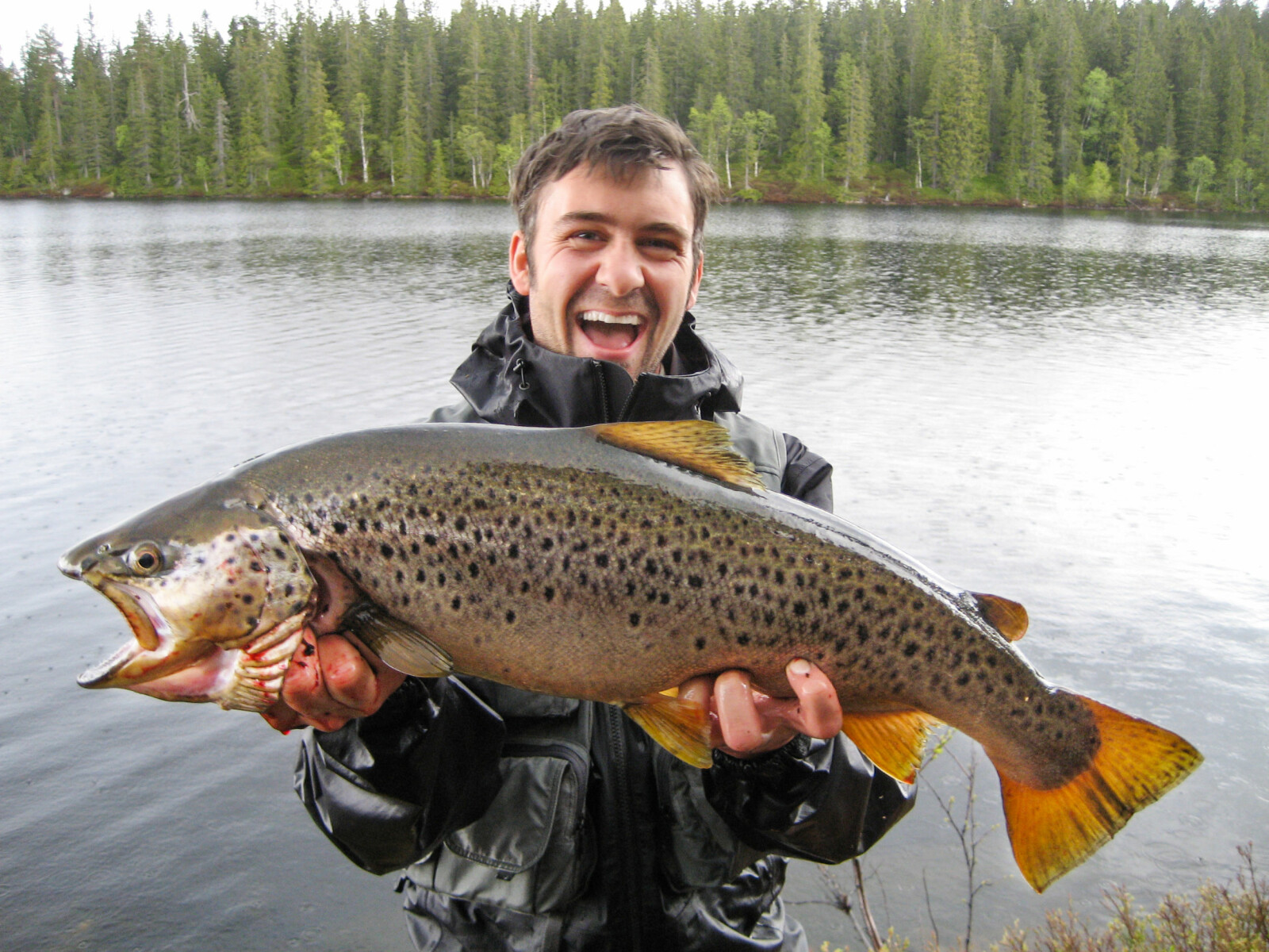 <b>PÅ WOBB­LER:</b> Kim Ma­ri­us Bjørn­son Holm fikk den­ne femkilosen på wobb­ler i et av de sto­re van­ne­ne nord i mar­ka for et par år si­den. (Foto: Pri­vat)