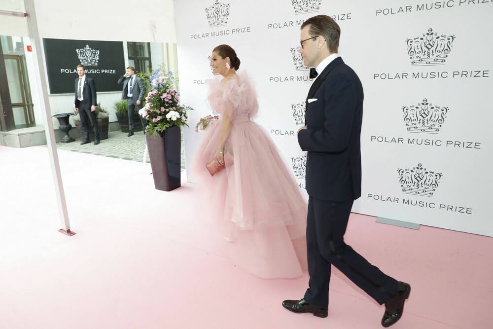 PÅ VEI INN: På den rosa løperen fikk Victoria vist frem den flotte kjolen både foran og bak.