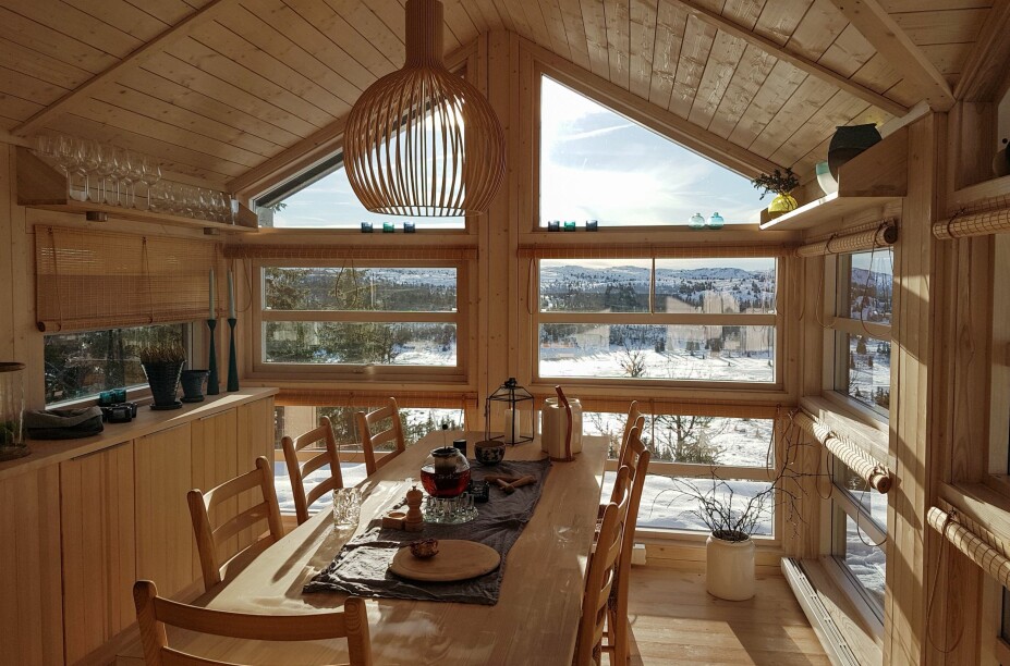 FIN UTSIKT: Fra spisestuen i Ålhytta er det flott utsikt, og plassen er utnyttet maksimalt. Fra Annechen Bahr Bugges hytte.