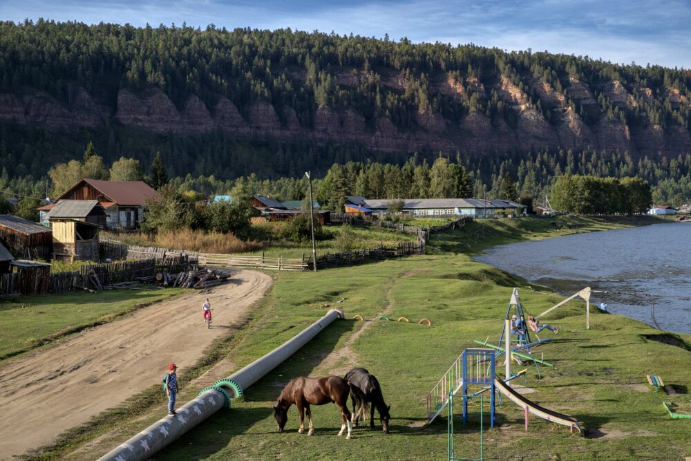 <b>KLASSISK LANDSBY:</b> Den lille plankelandsbyen Shamanka, <br/>ligger idyllisk plassert ved elven Irkut. Slike landsbyer finnes <br/>i stort antall i denne delen av Russland.