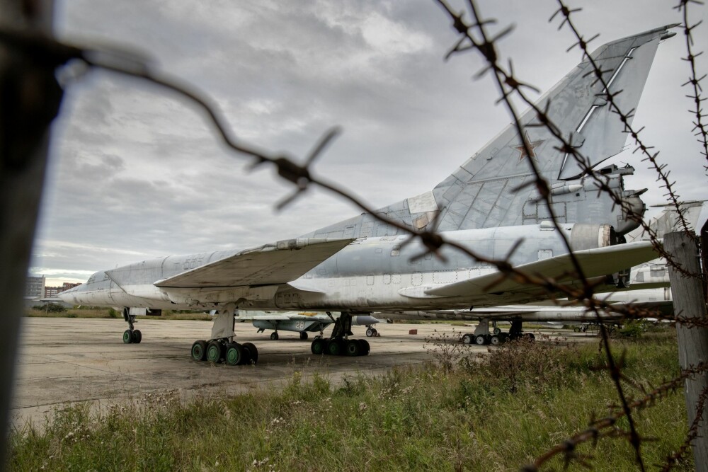 <b>ET SLAGS FORBUDT MUSEUM:</b> Den såkalte hemmelige og bevoktede militærflyplassen i Irkutsk, inneholder neppe noen militære hemmeligheter og det er egentlig underlig at den er stengt. For egentlig er det jo et museum over hva slags fly gamle Sovjet hadde. Her et av dem.