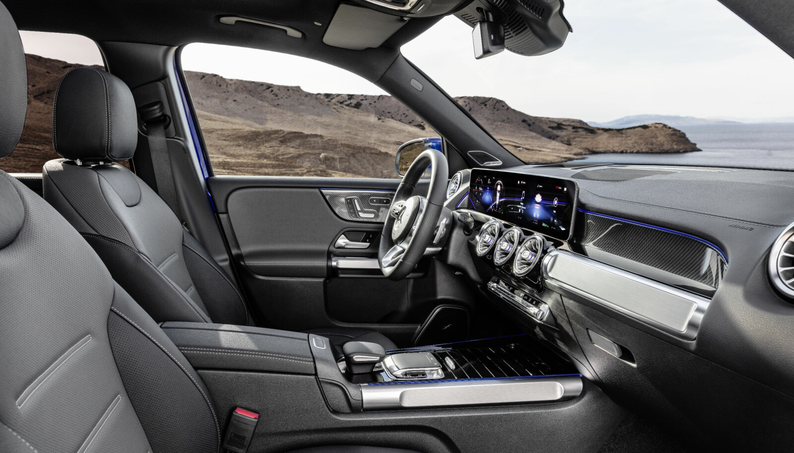 WIDESCREEN: Interiøret er godt kjent fra resten av den nye kompaktfamilen med blant annet widescreen-cockpit og MBUX (Mercedes-Benz User Experience). Nytt i GLB er de karakteristiske gripehåndtakene i dørpanelet som gir hint om bruksområde og tar igjen det robuste ytre.