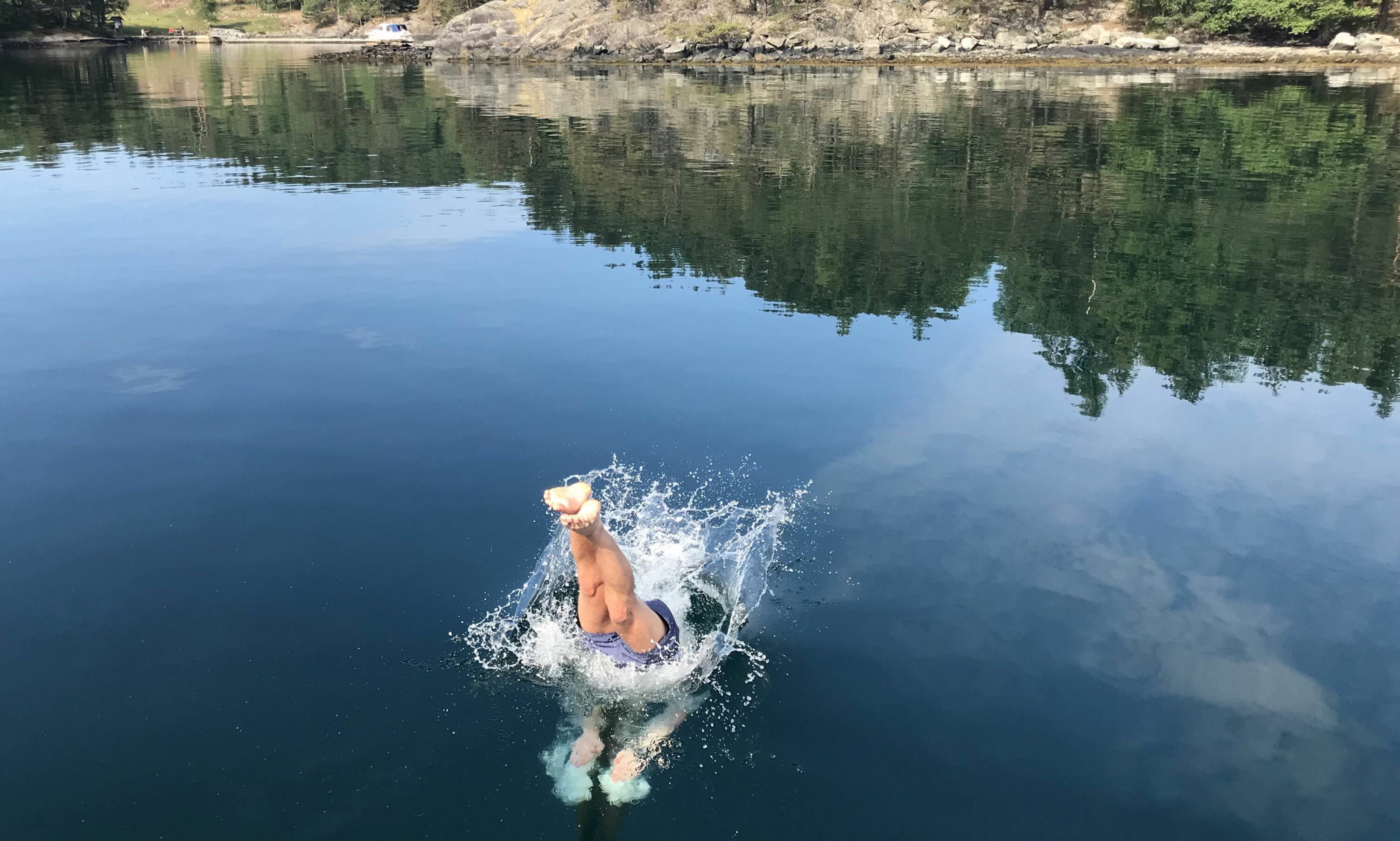 20 GRADER: Den fine uthavna ved Romsa i Hardangerfjorden frister med blankt vann og god badetemperatur.