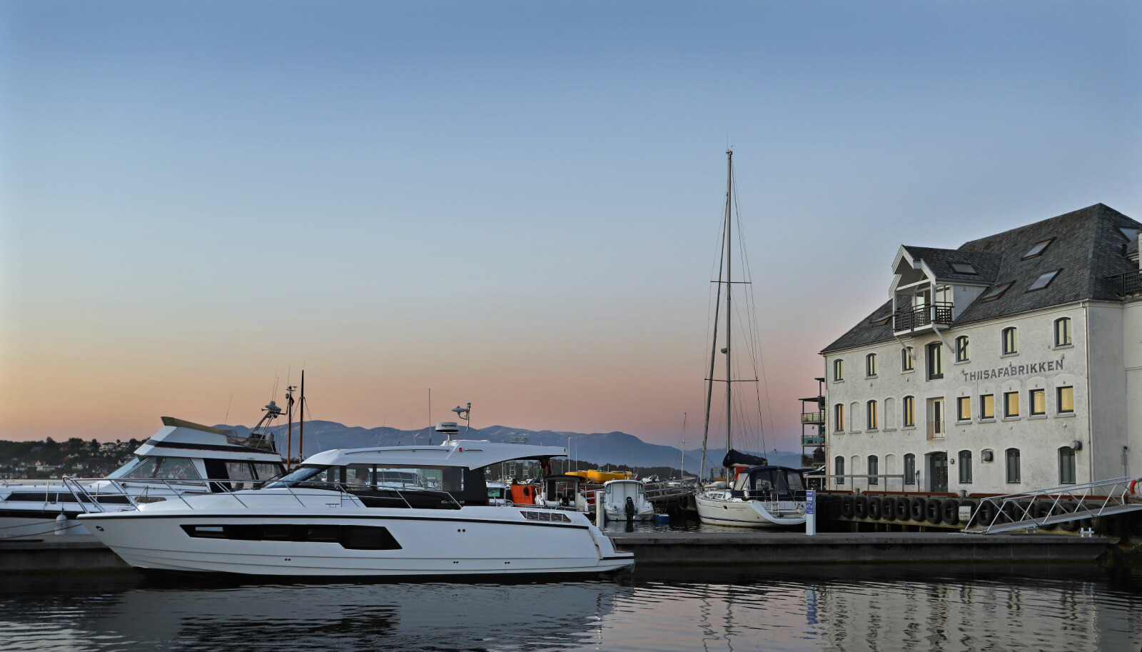 <b>LEIRVIK BY NIGHT: </b>Stor og godt skjermet gjestehavn ved utløpet av Hardangerfjorden.