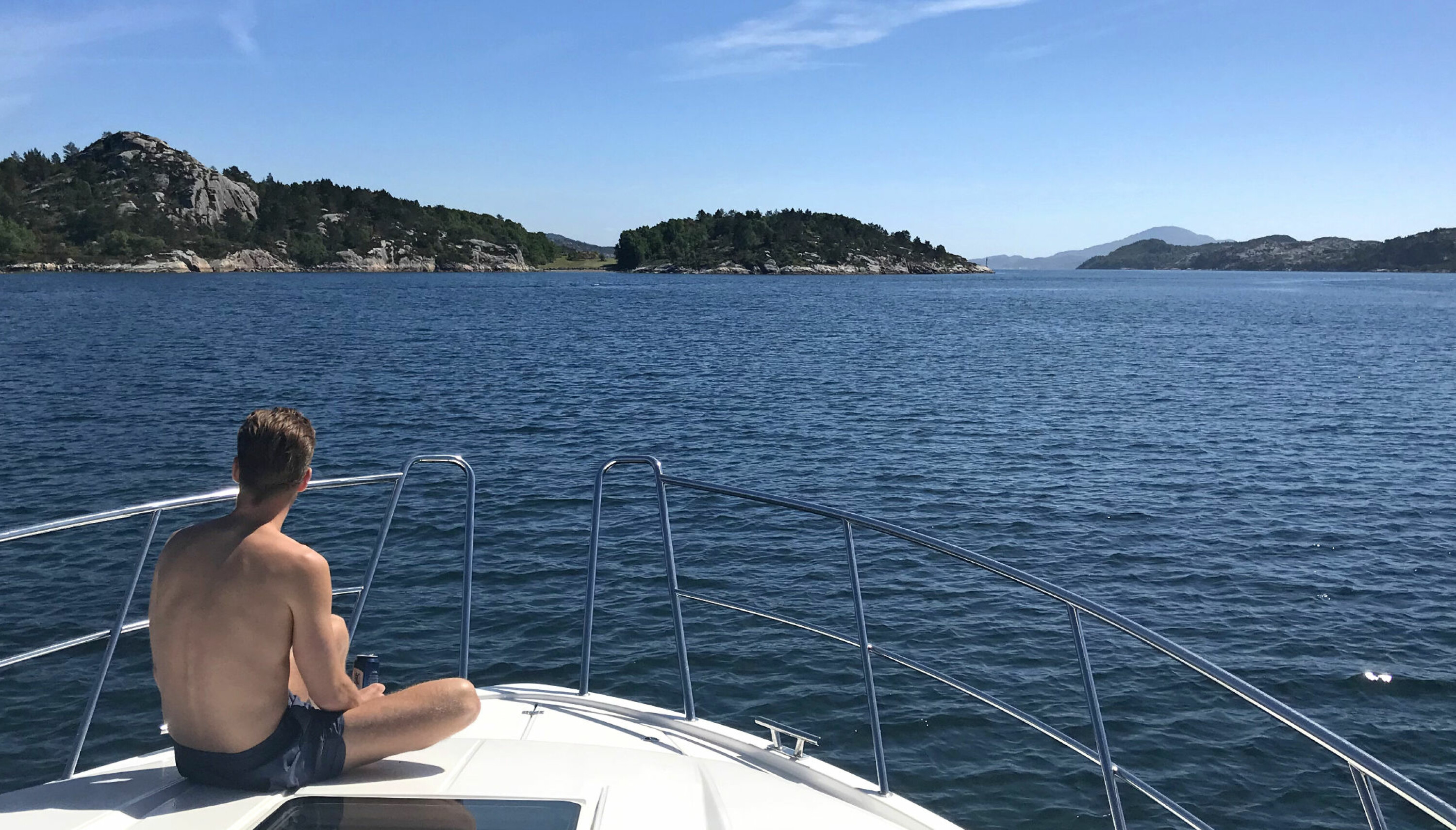 TROPISK: I medvind og sommervarme nyter vi livet på fordekket.