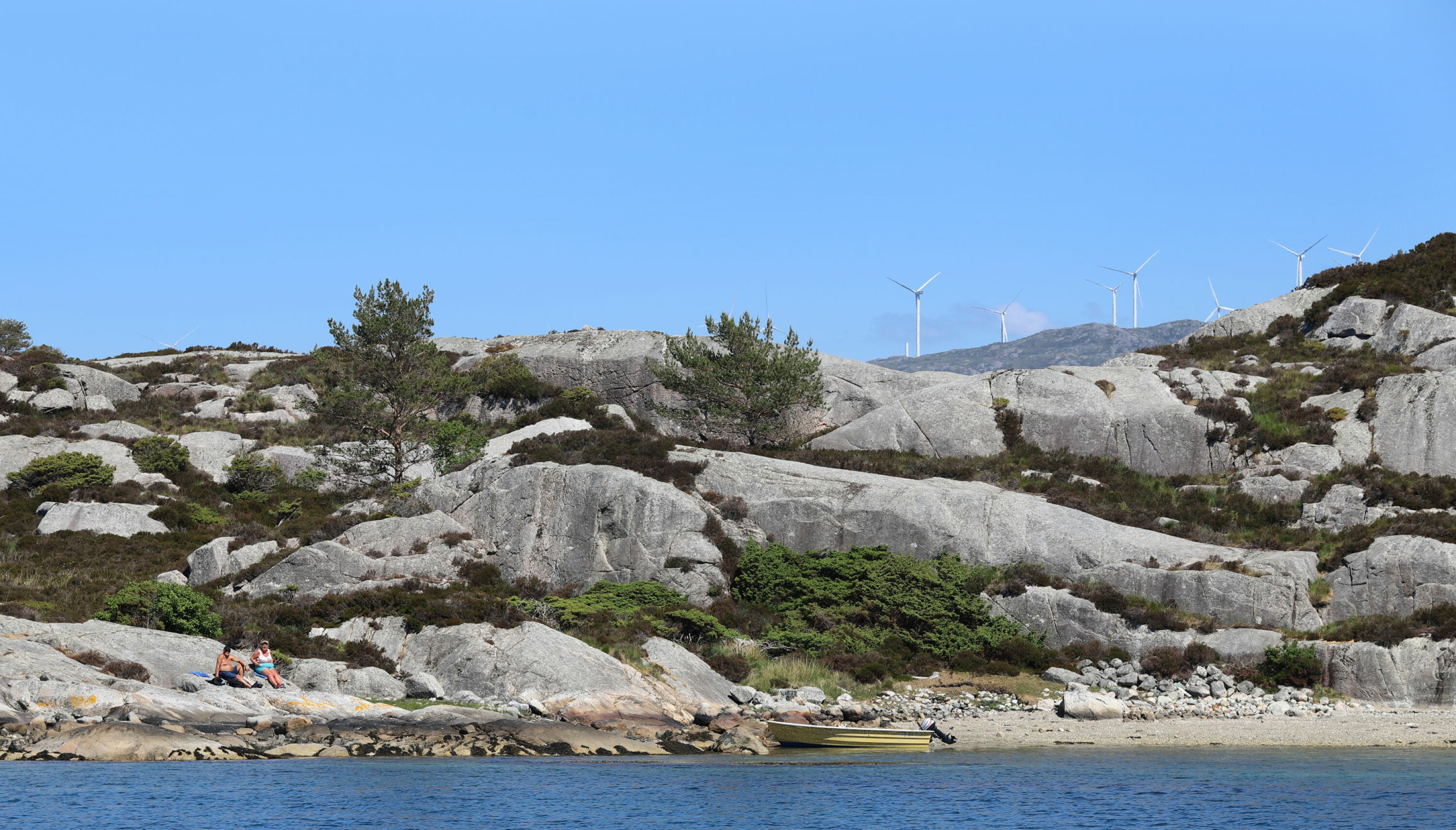 STRANDHUGG I VARMEN: Røffe svaberg og lune viker.
