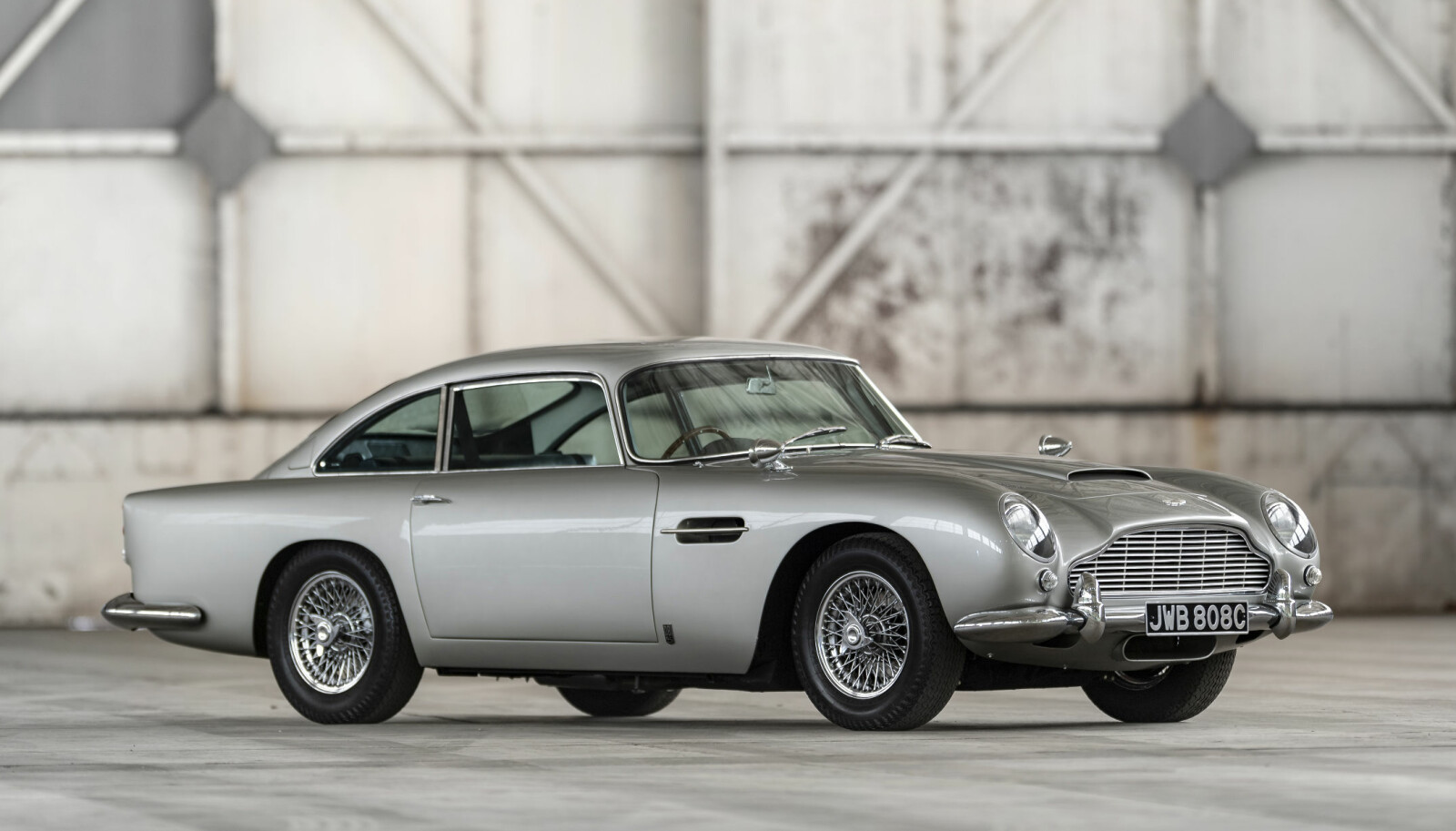 <b>BYGGER NYE:</b> Nå bygger Aston Martin 25 reproduksjoner av Bond-bilen for salg.