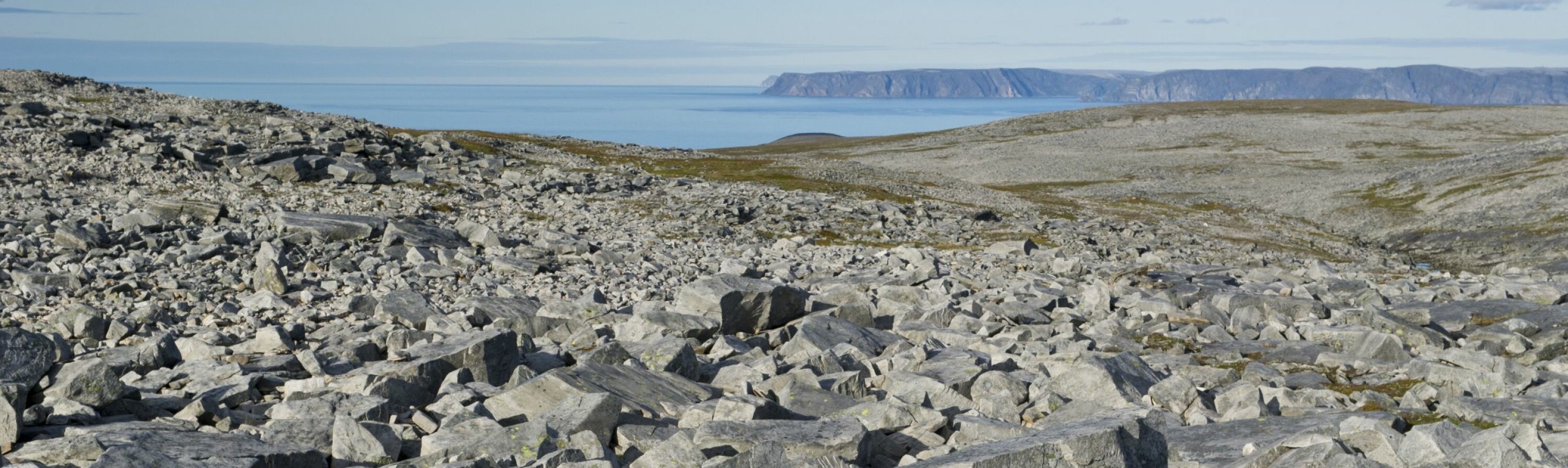TIL FOTS: Fra 200-300 meter over havet er det høyfjellterreng med mye blokkmark. Havskodde og uvær kan gjøre orientering til en utfordring, også sommerstid.