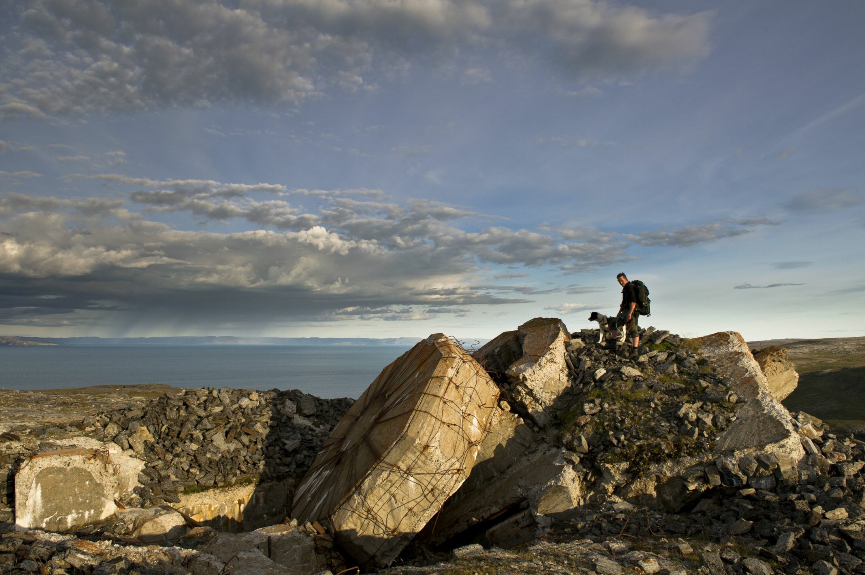 KRIGSMINNER: Langs finnmarkskysten ligger minnene fra andre verdenskrig tett. Så også på Sværholt.