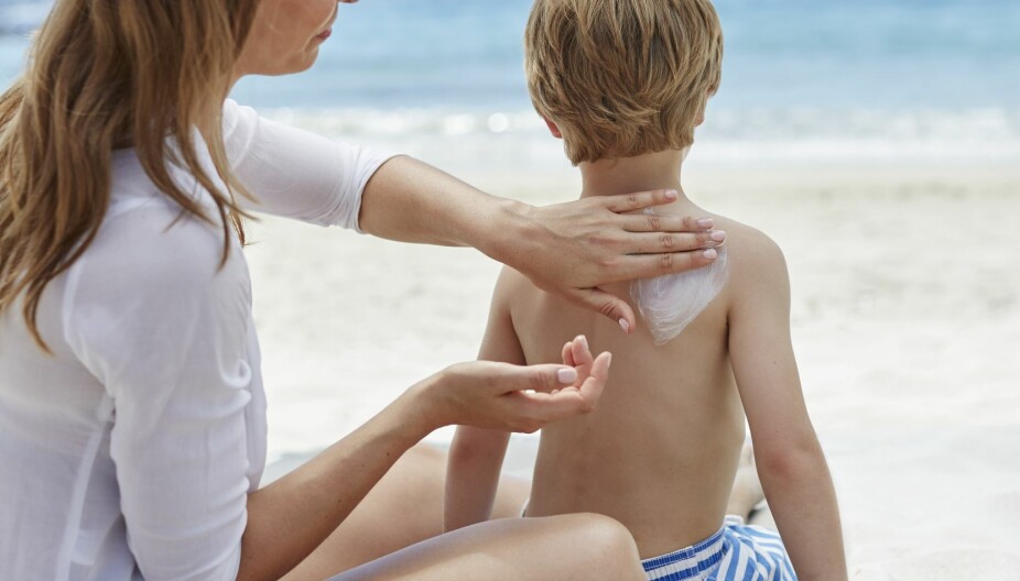 SMØR NOK: kke vær 
gjerrig når du smører barna med solkrem.
