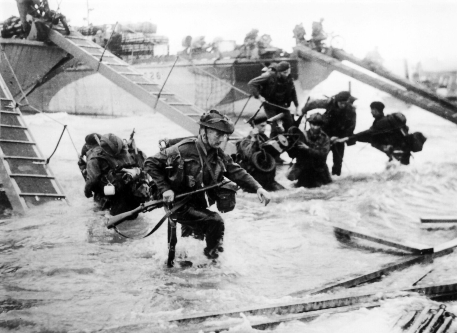 <b>INN I STRIDEN:</b> Britiske marinesoldater vasser i land på Juno Beach på D-dagen, 6. juni 1944. Den tyske motstanden kostet 2000 soldater livet på strendene i Normandie.